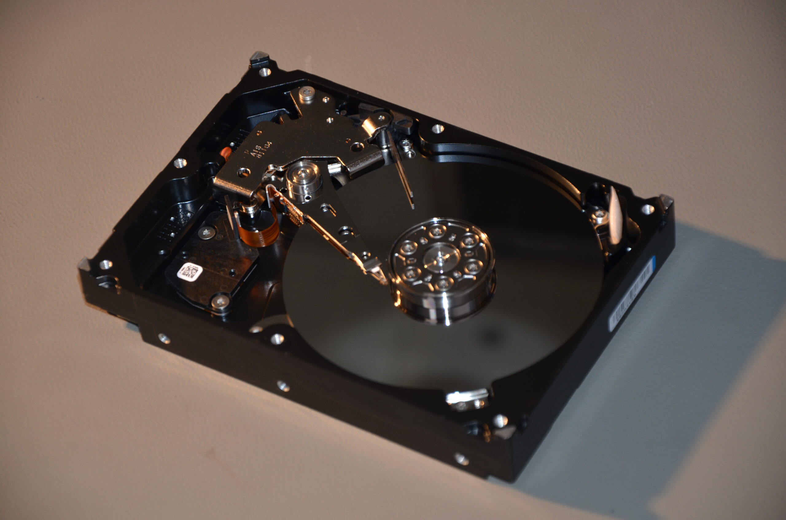 Uszkodzenia mechaniczne głowic HDD latem – dlaczego dysk zaczyna klikać?